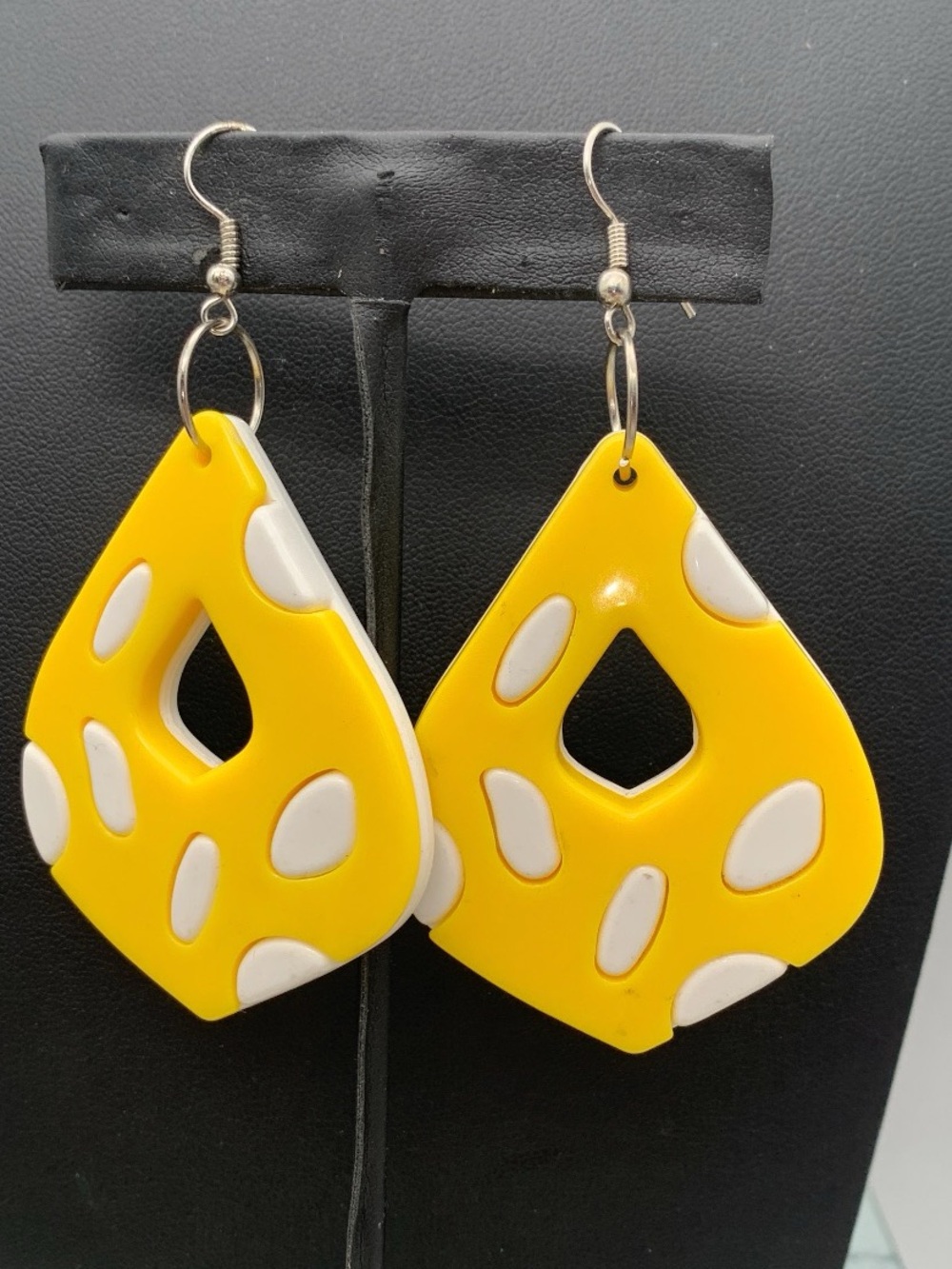Chunky retro Yellow and White Teardrop Drop Earrings - Unbranded